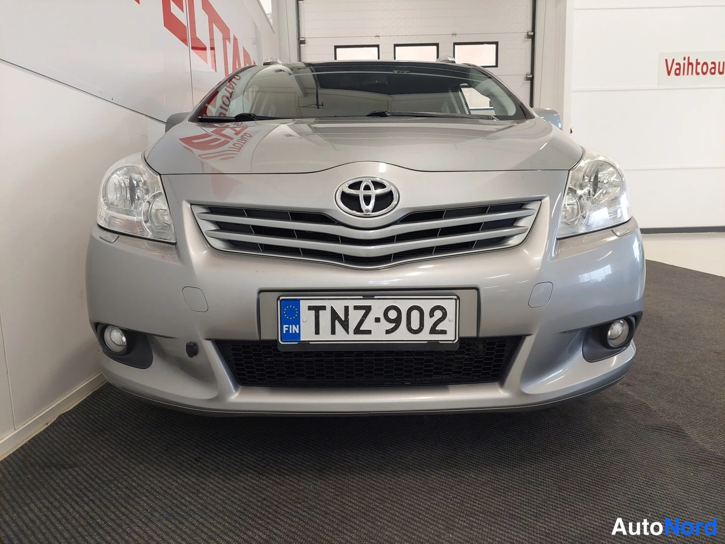 Harmaa Toyota Verso 2011, edestä, kuva 4