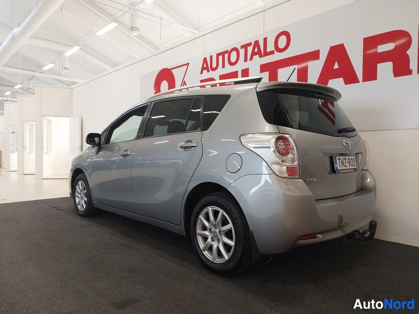 Harmaa Toyota Verso 2011, takaviisto, kuva 6