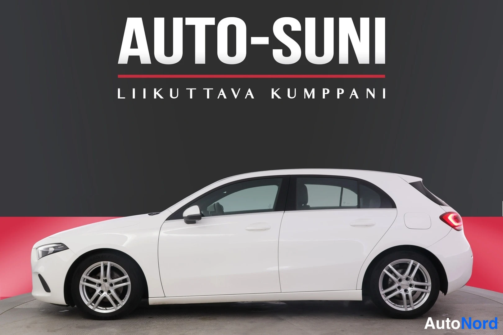 Valkoinen Mercedes-Benz A 2019, sivulta, kuva 4