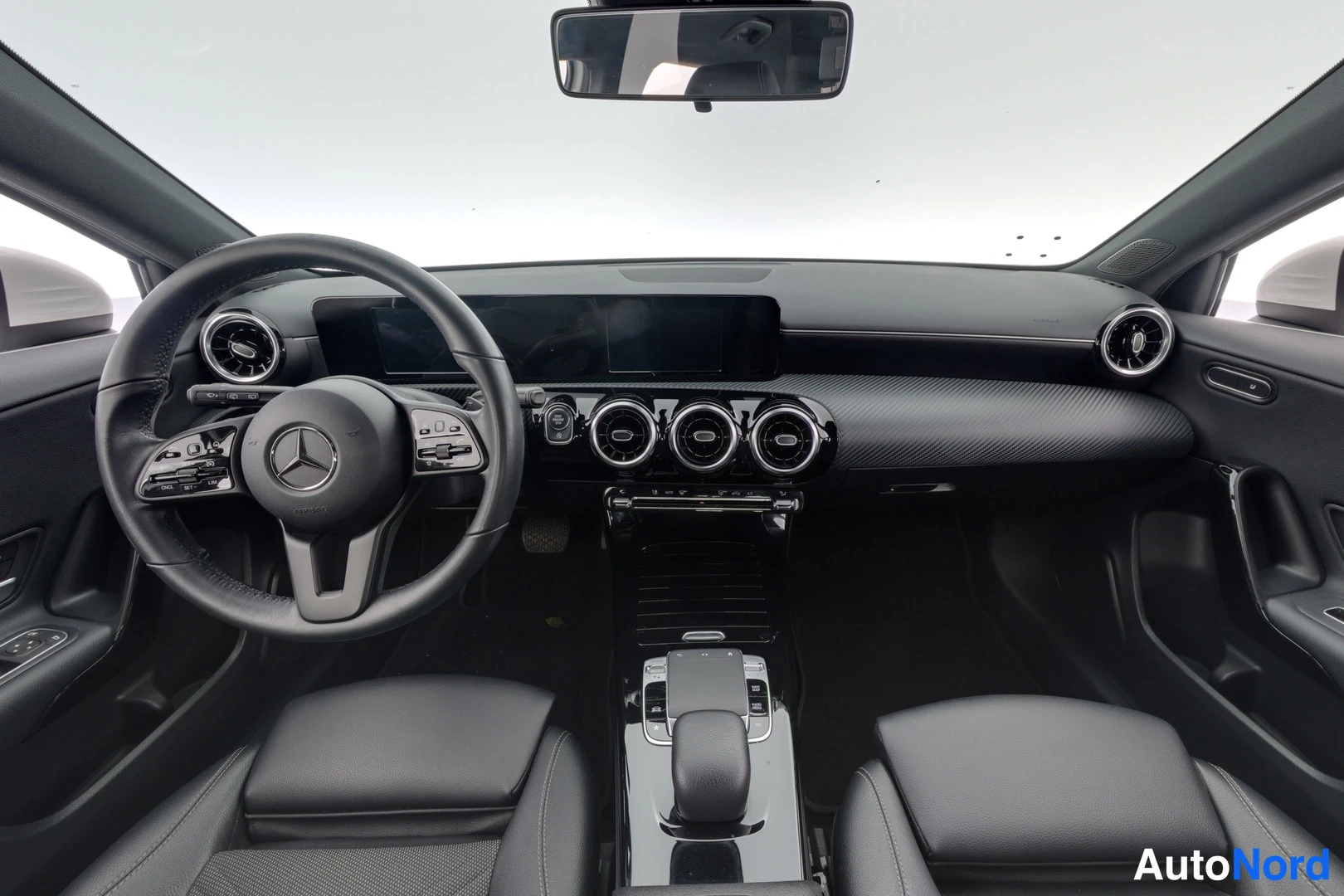 Valkoinen Mercedes-Benz A 2019, ohjaamo, kuva 7