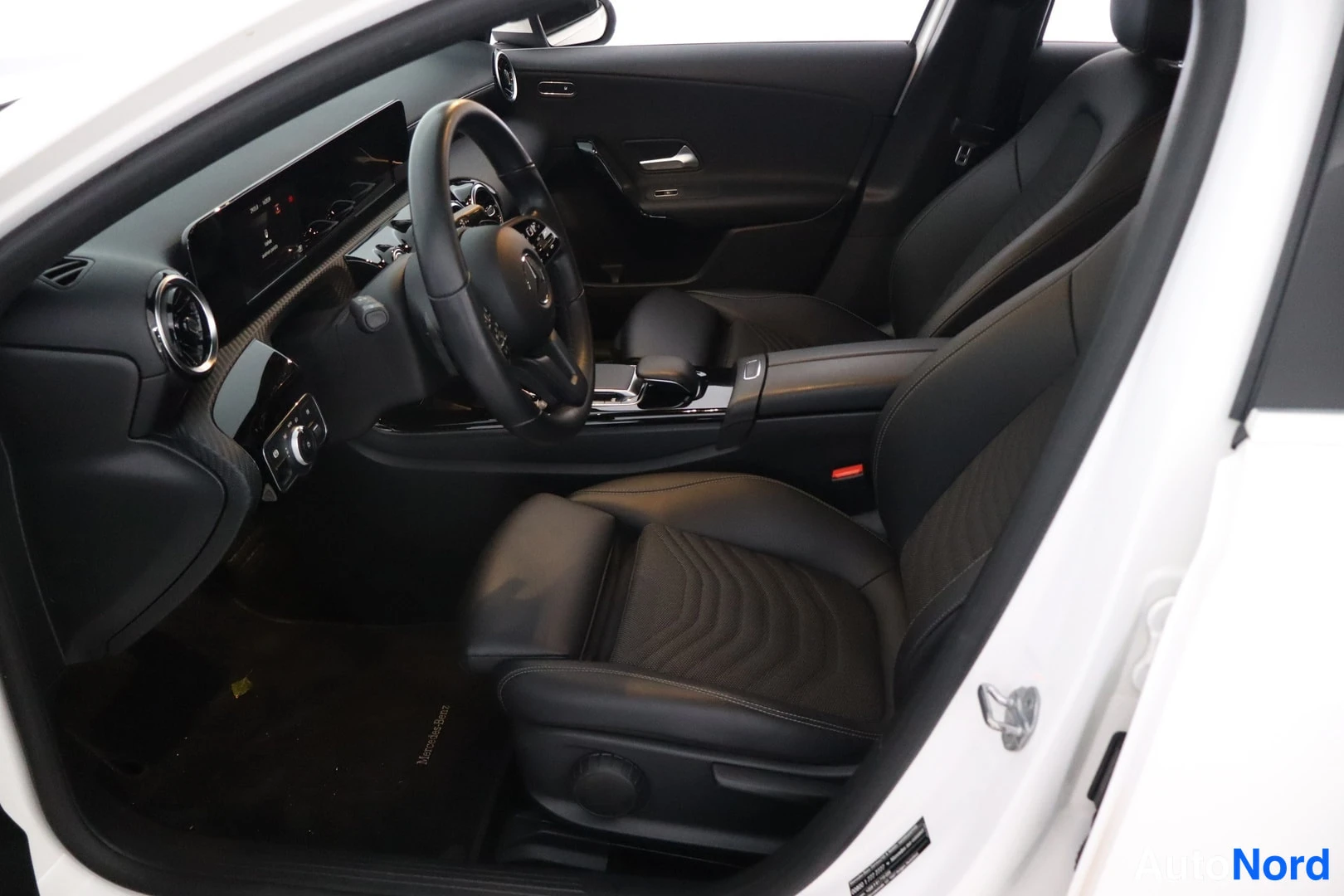 Valkoinen Mercedes-Benz A 2019, ohjaamo, kuva 8