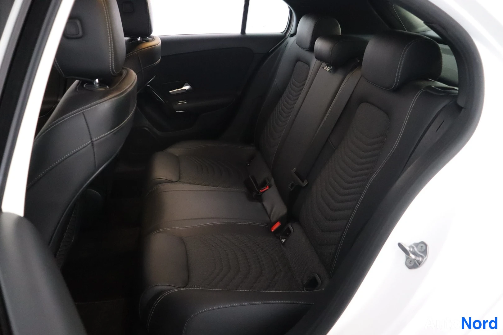 Valkoinen Mercedes-Benz A 2019, takaistuimet, kuva 11