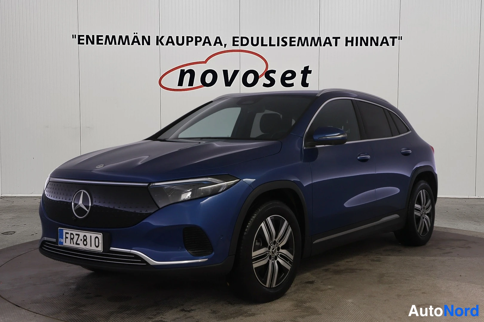 Blå Mercedes-Benz EQA 300 4MATIC 2024, snett framifrån, fronten åt vänster, bild 1
