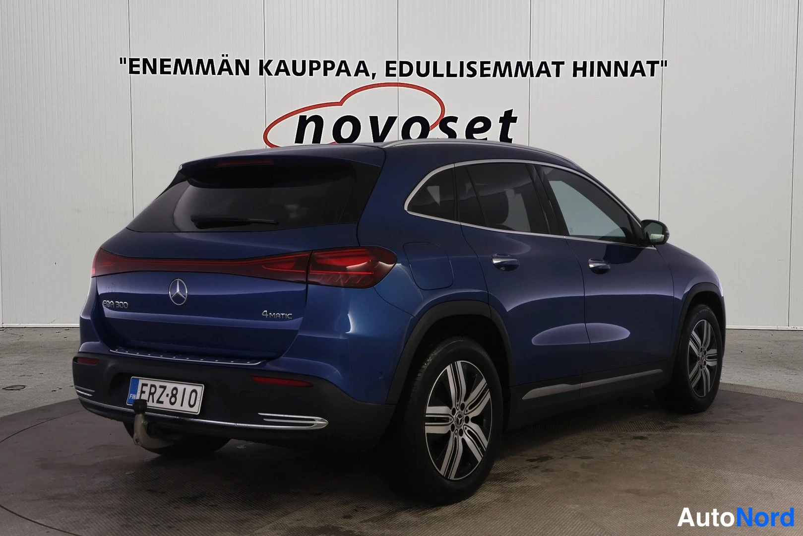 Blå Mercedes-Benz EQA 300 4MATIC 2024, snett bakifrån, bild 5