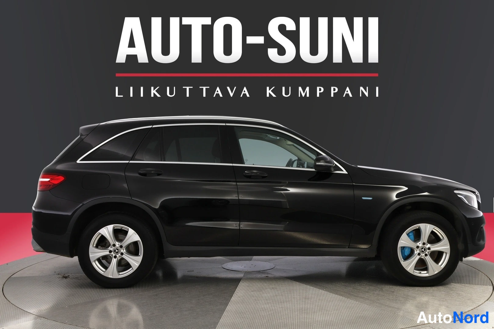 Takaviisto: Musta Mercedes-Benz GLC sivulta, rekisteritunnus.
