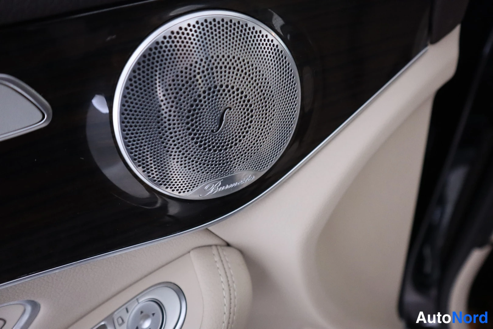 Muu: Mercedes-Benz GLC 2017 Sisätila: Burmester-merkkinen korvasarjan kaiutin ovessa.