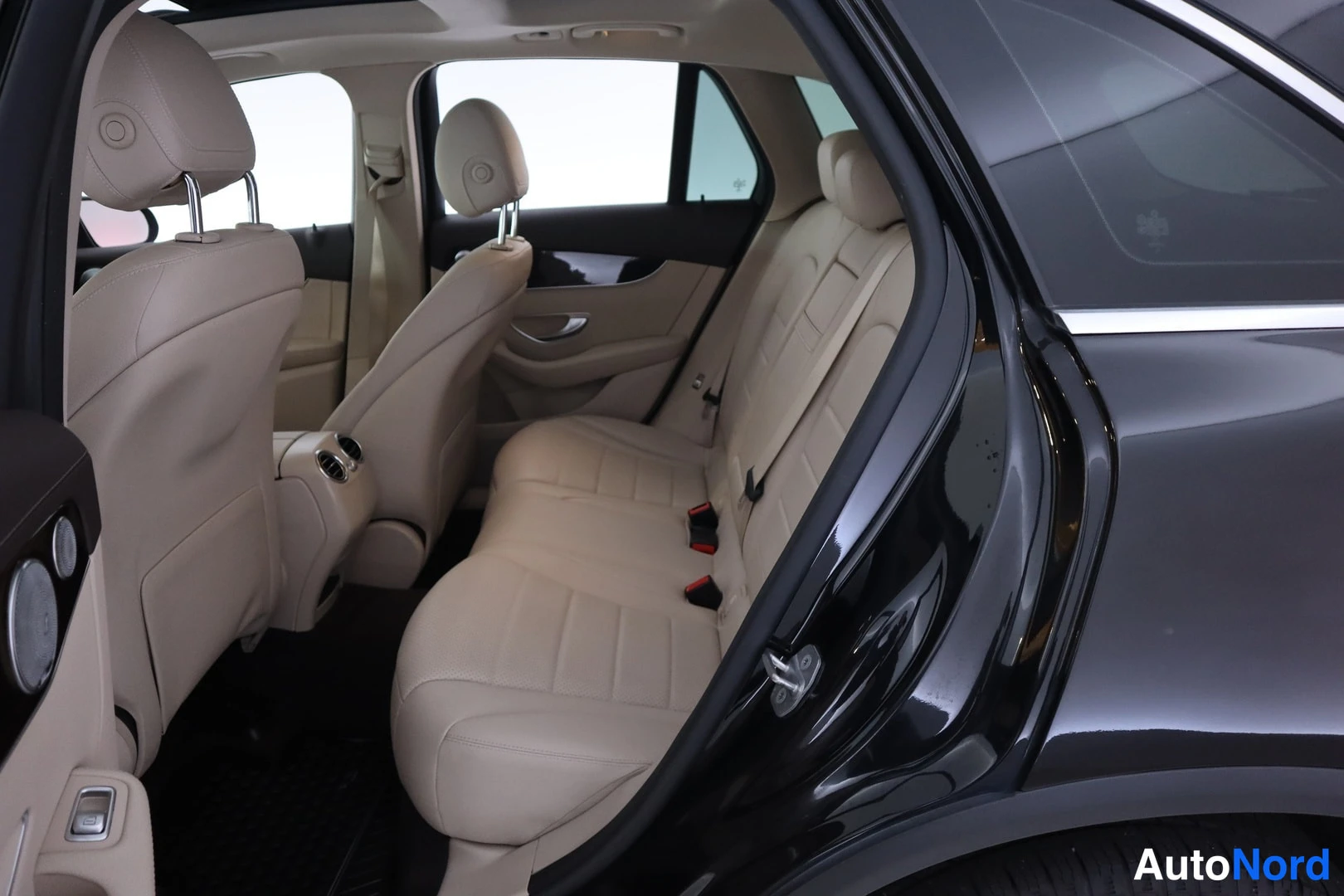 Muu: Mercedes-Benz GLC 2017 Sisätila taka-istuimista, beige nahkaverhoilu.