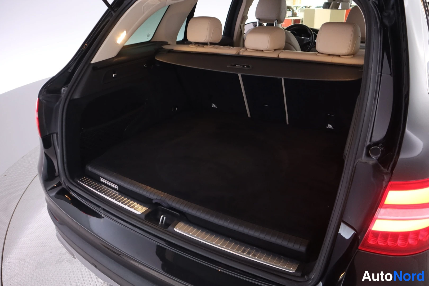 Takaa: Mercedes-Benz GLC 2017 Avattu tavaratila, takavalo ja takapuskuri näkyvät.