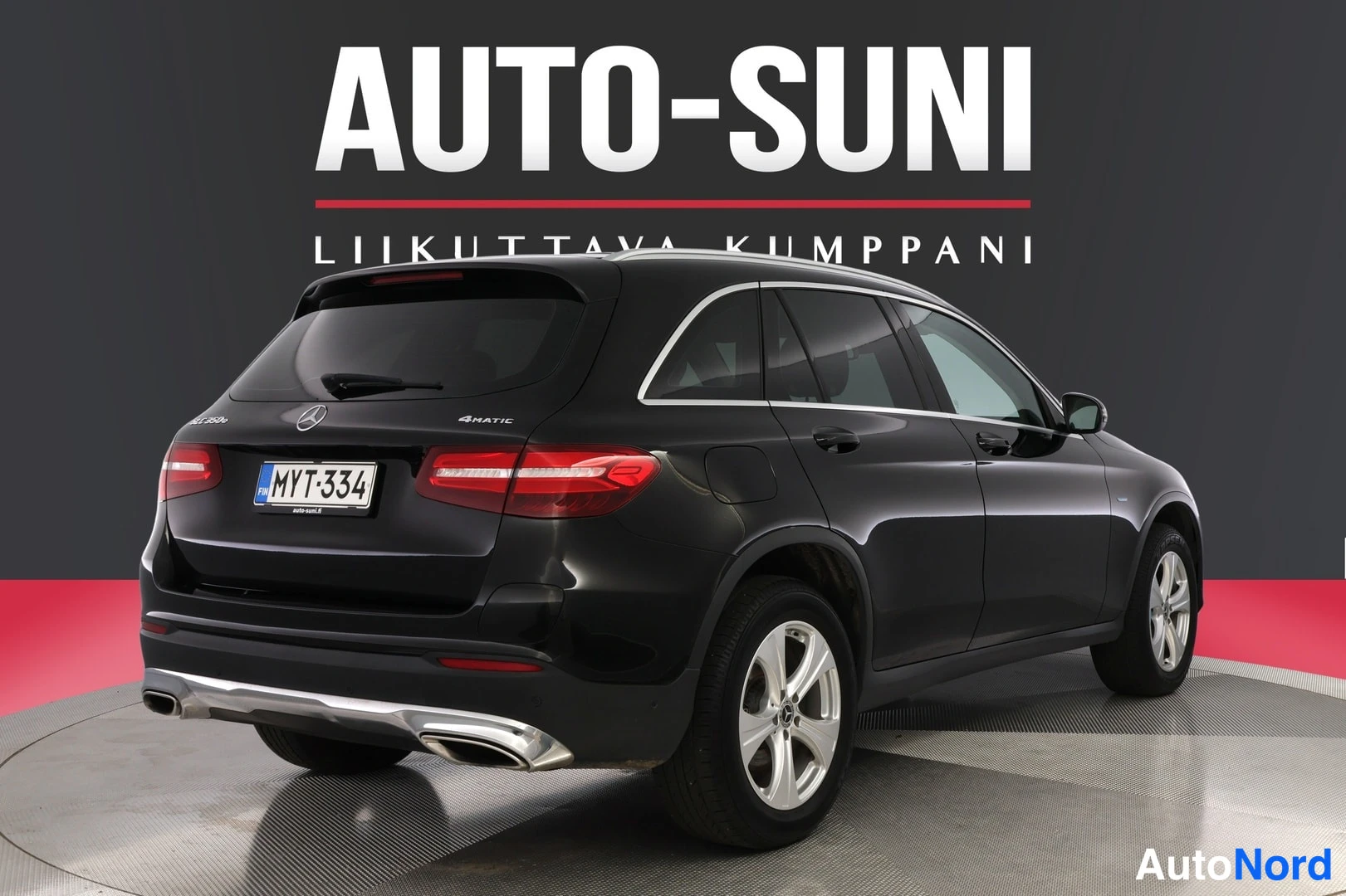 Takaviisto: Musta Mercedes-Benz GLC takaapäin ja oikealta kyljeltä, rekisteritunnus, AutoSuni-tausta.