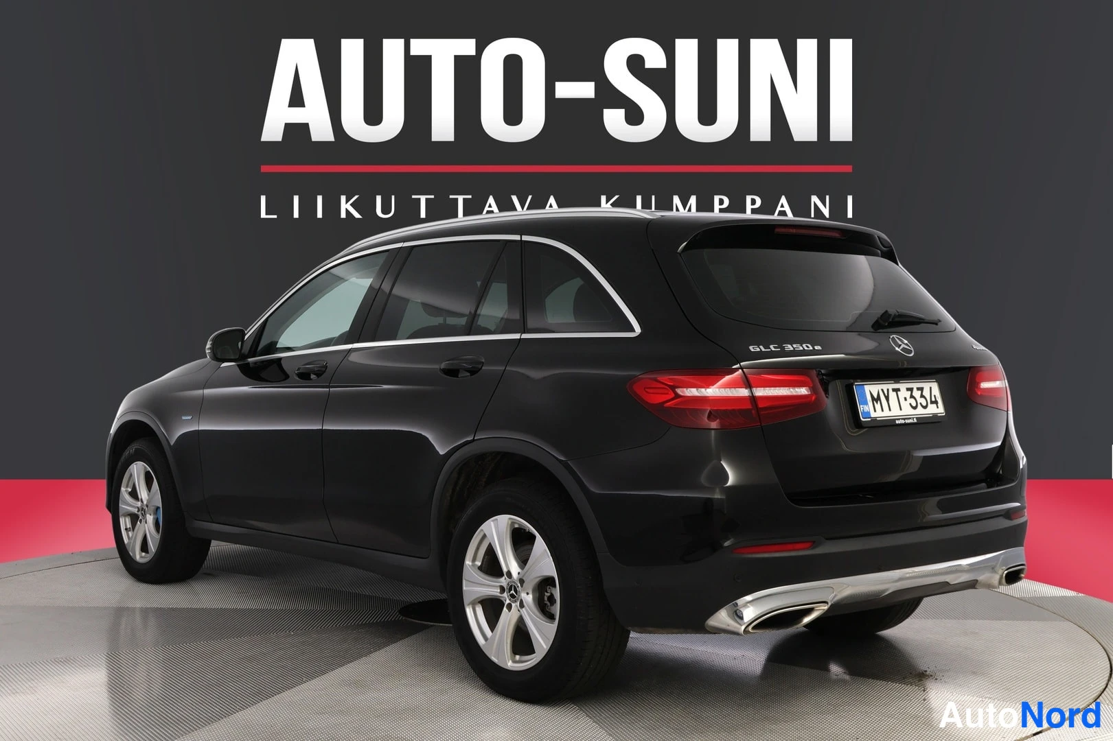Takaviisto: Musta Mercedes-Benz GLC taka- ja vasemmalta kyljeltä, rekisteritunnus.