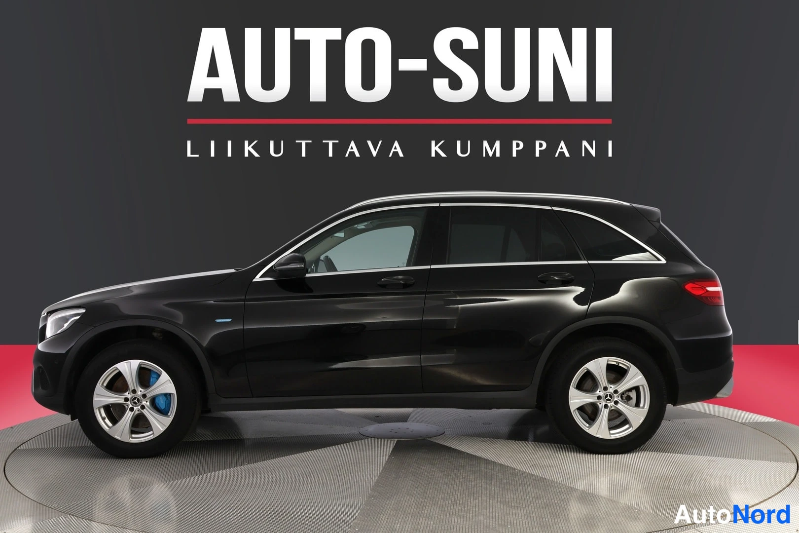 Sivulta: Musta Mercedes-Benz GLC -maastokuva sivulta kuvattuna, etupyörä ja takavalot näkyvät studioitaustassa.