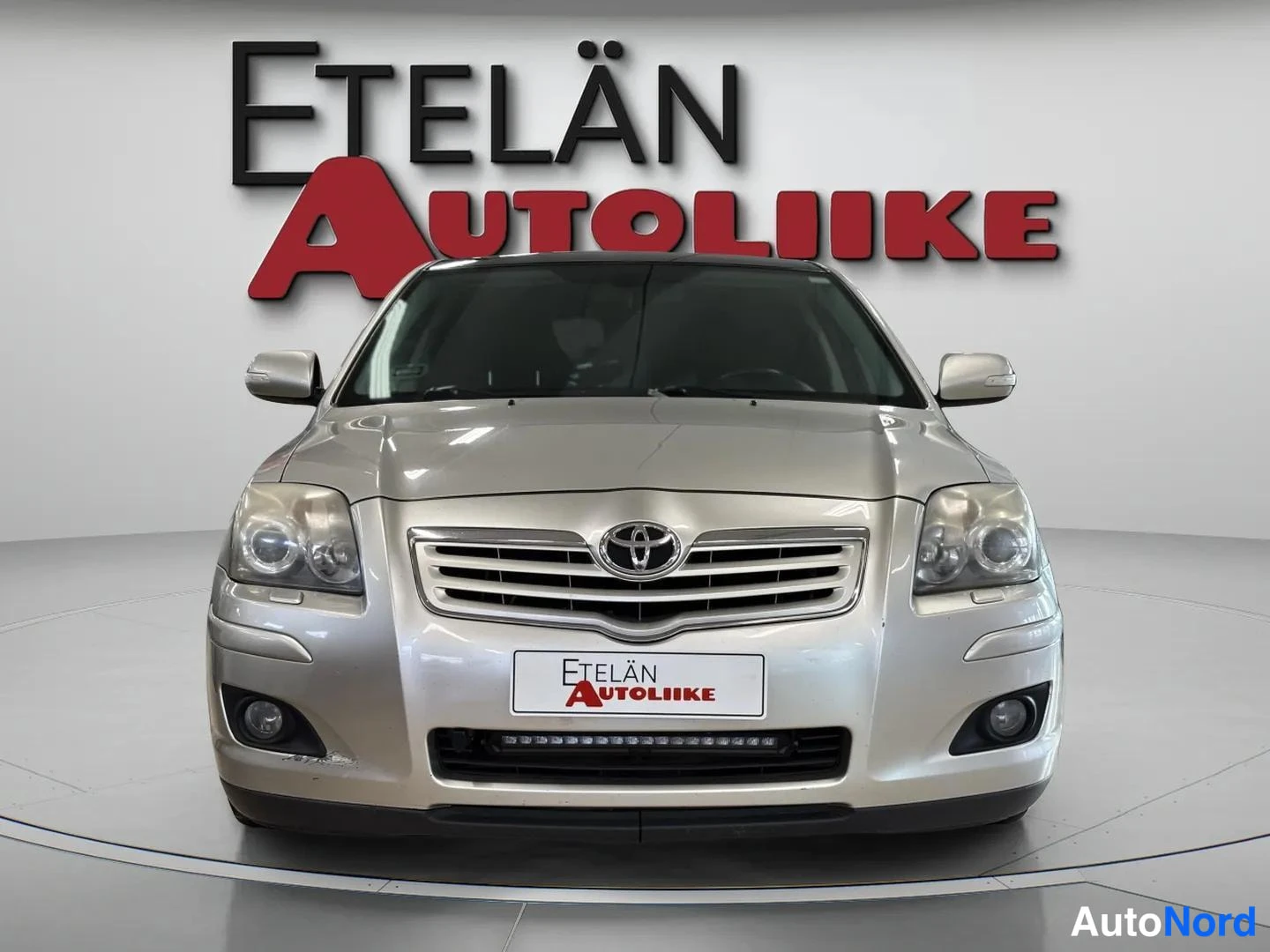Hopea Toyota Avensis 2008, edestä, kuva 3