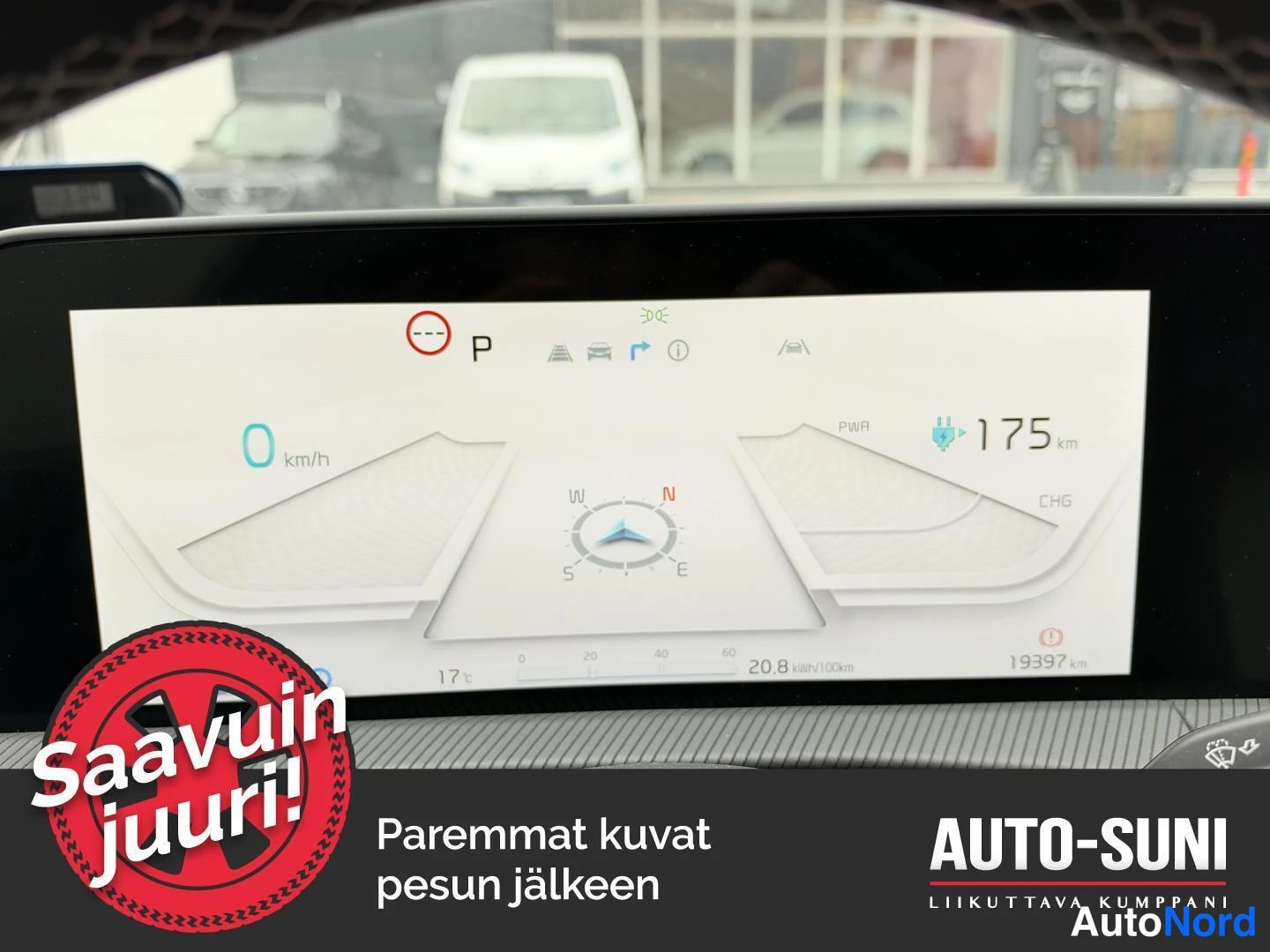Edestä: Kojelautanäytön lähikuva: P-vaihde, 0 km/h nopeus, 175 km toimintamatka, 19397 km mittarilukema ja 20,8 kWh/100 km kulutustieto.