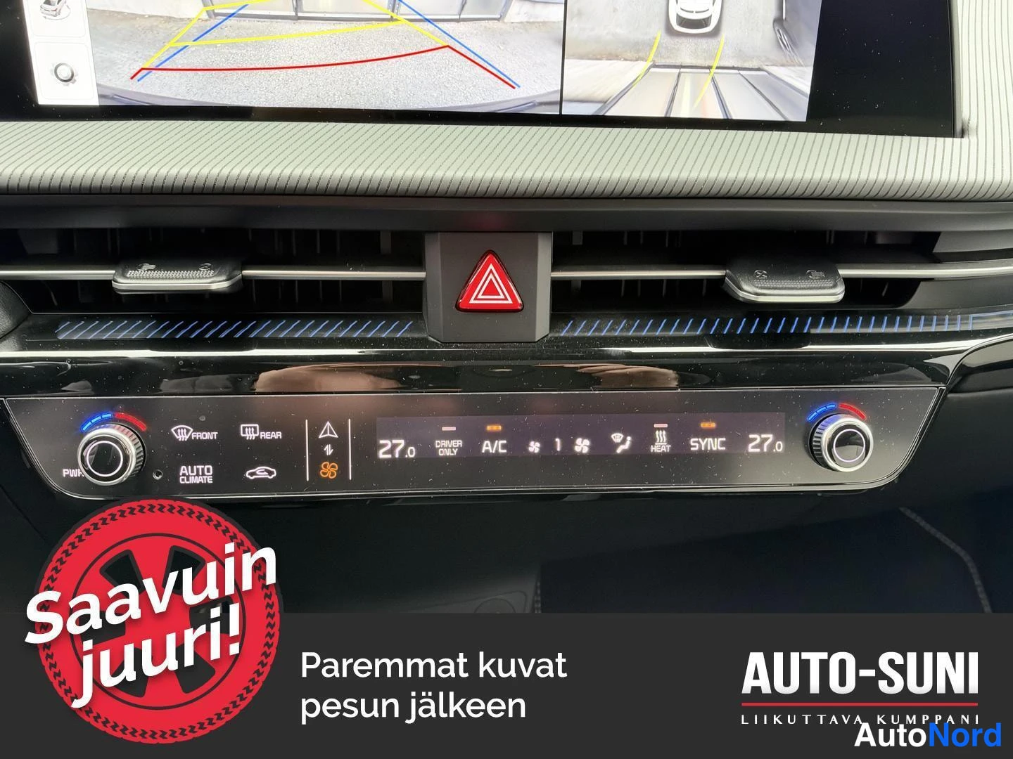 Muu: Auton kojelaudan keskikonsoli, jossa on ilmastointilaitteen säätimet ja A/C-toiminto.