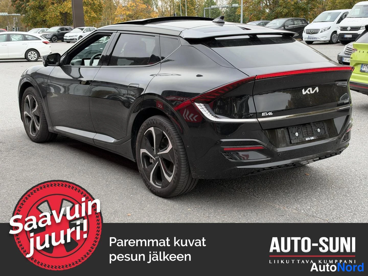 Takaviisto: Mustan Kia EV6:n takakulmanosto vasemmalta, poikittainen takavalo ja EV6-teksti takakannessa.