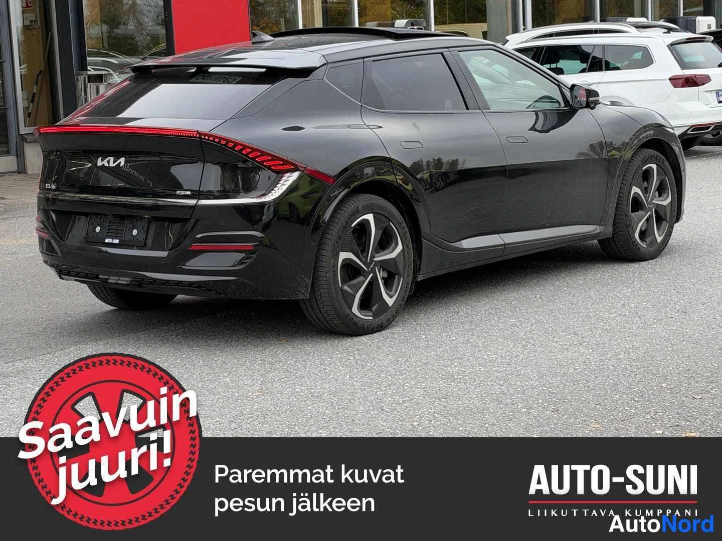 Takaviisto: Mustan Kia EV6:n takakulmanosto oikealta, takavalojen ja kylkien sekä lasikaton näkyessä.