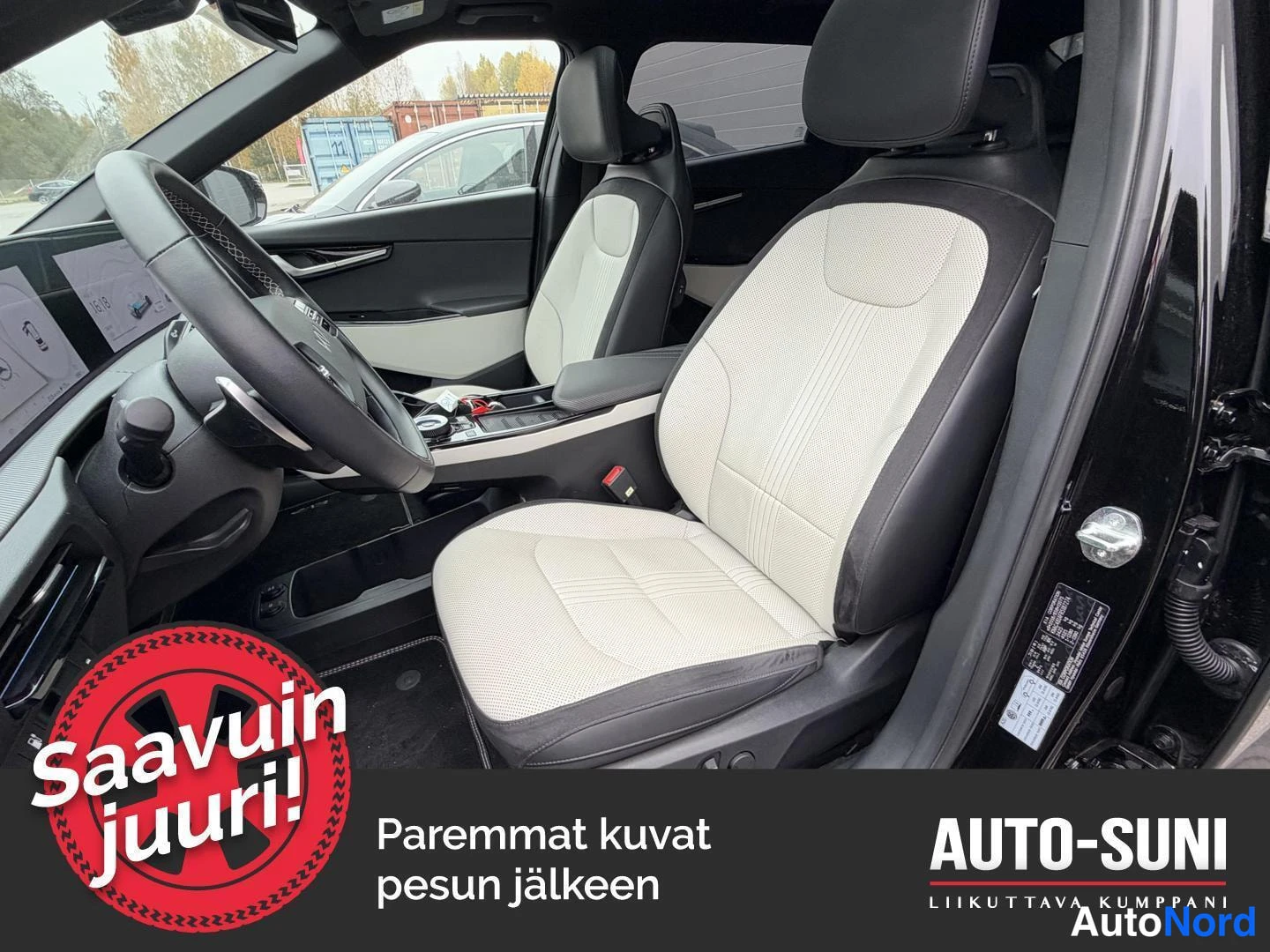 Muu: Kuljettajan puoleisen sivuoven kulma ja etumatkustajan valkoinen istuin, ovessa tarrakiinnikkeet.