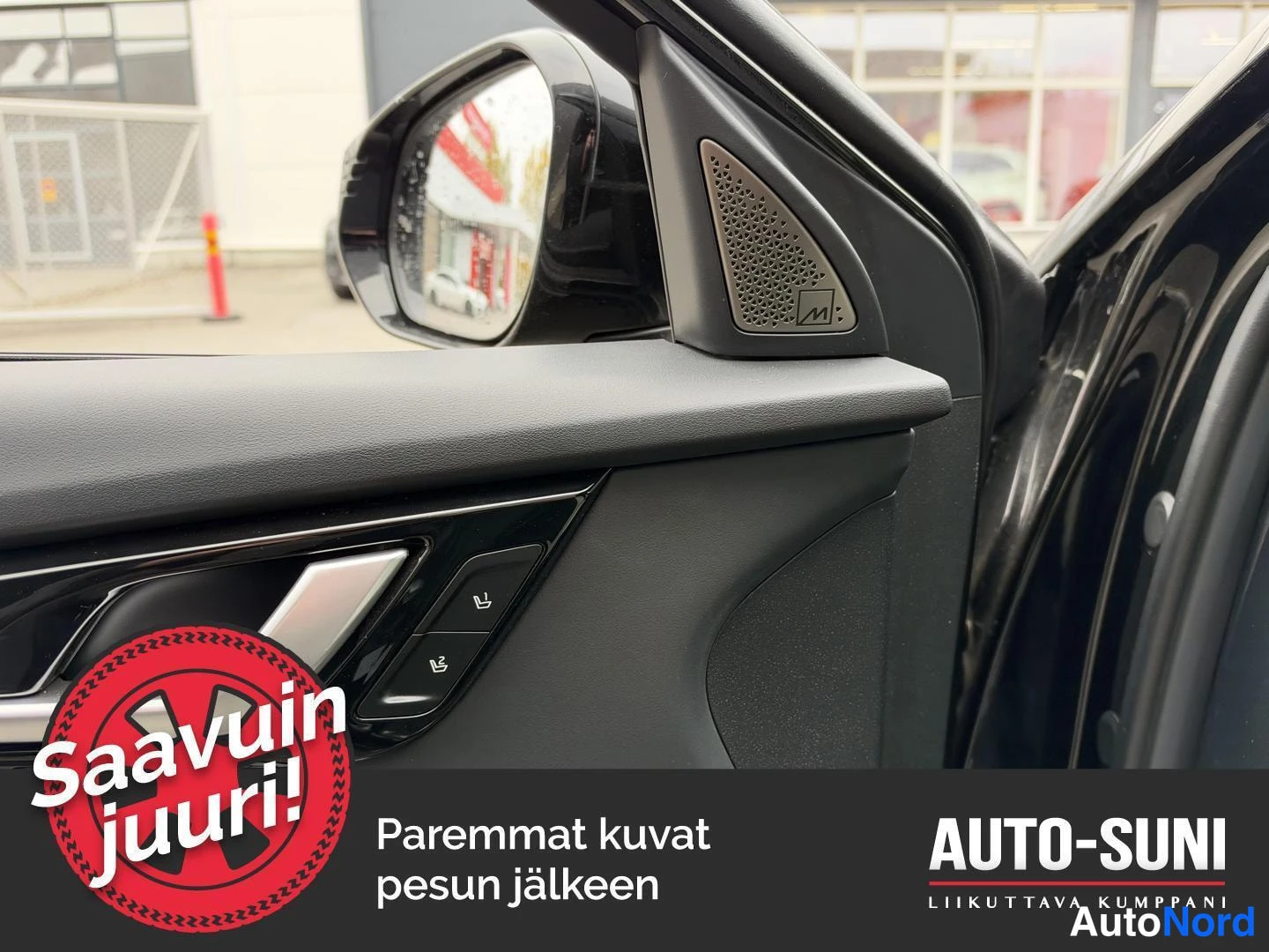 Muu: Oven sisäpinta: sivupeili, tweeter-kaiutin Meridian-logolla ja istuimen säätöpaineikkeet.