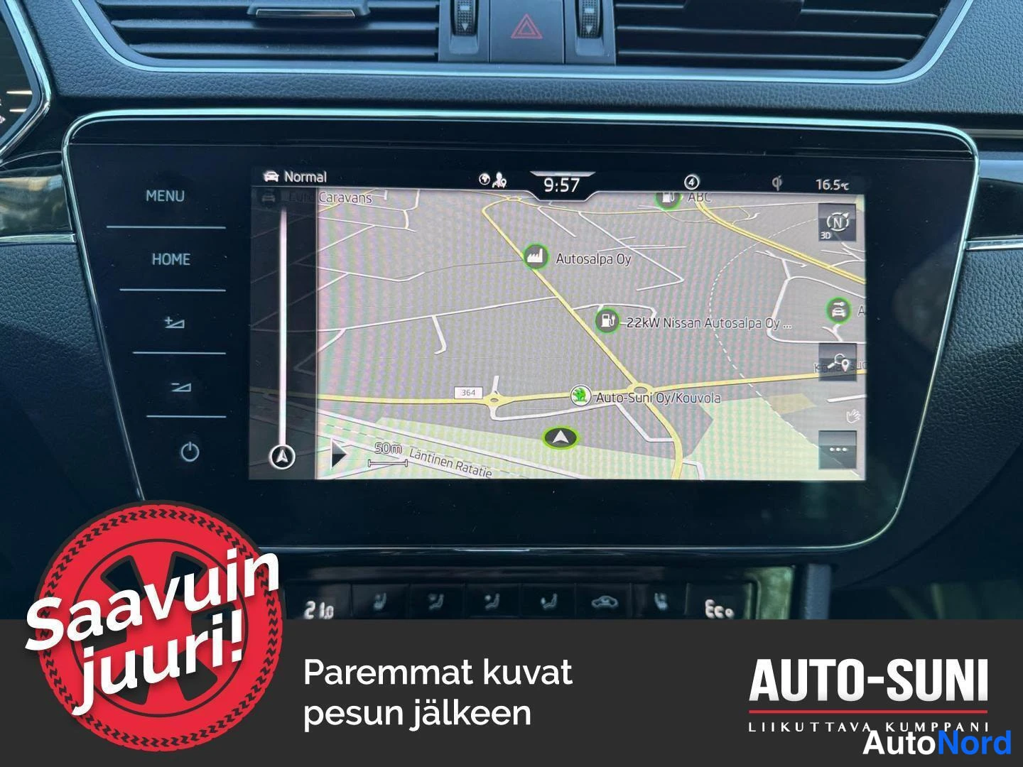 Muu: Keskikonsolon suuri karttana yttö (9:57, 16,5°C) AUTO-SUNI Oy/Kouvola -merkinnällä; alapuolella lämmityspainikkeet ja Eco-merkintä.