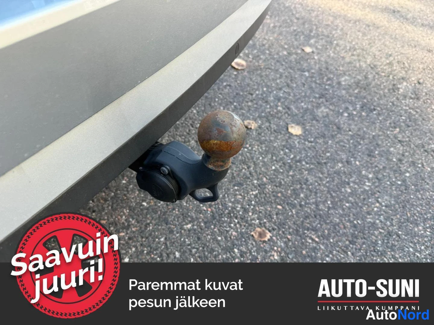 Takaa: Ajettaessa esillä oleva vetokoulu takaossa, ruosteinen pallo ja tarra: Saavu juuri, Auti-Suni