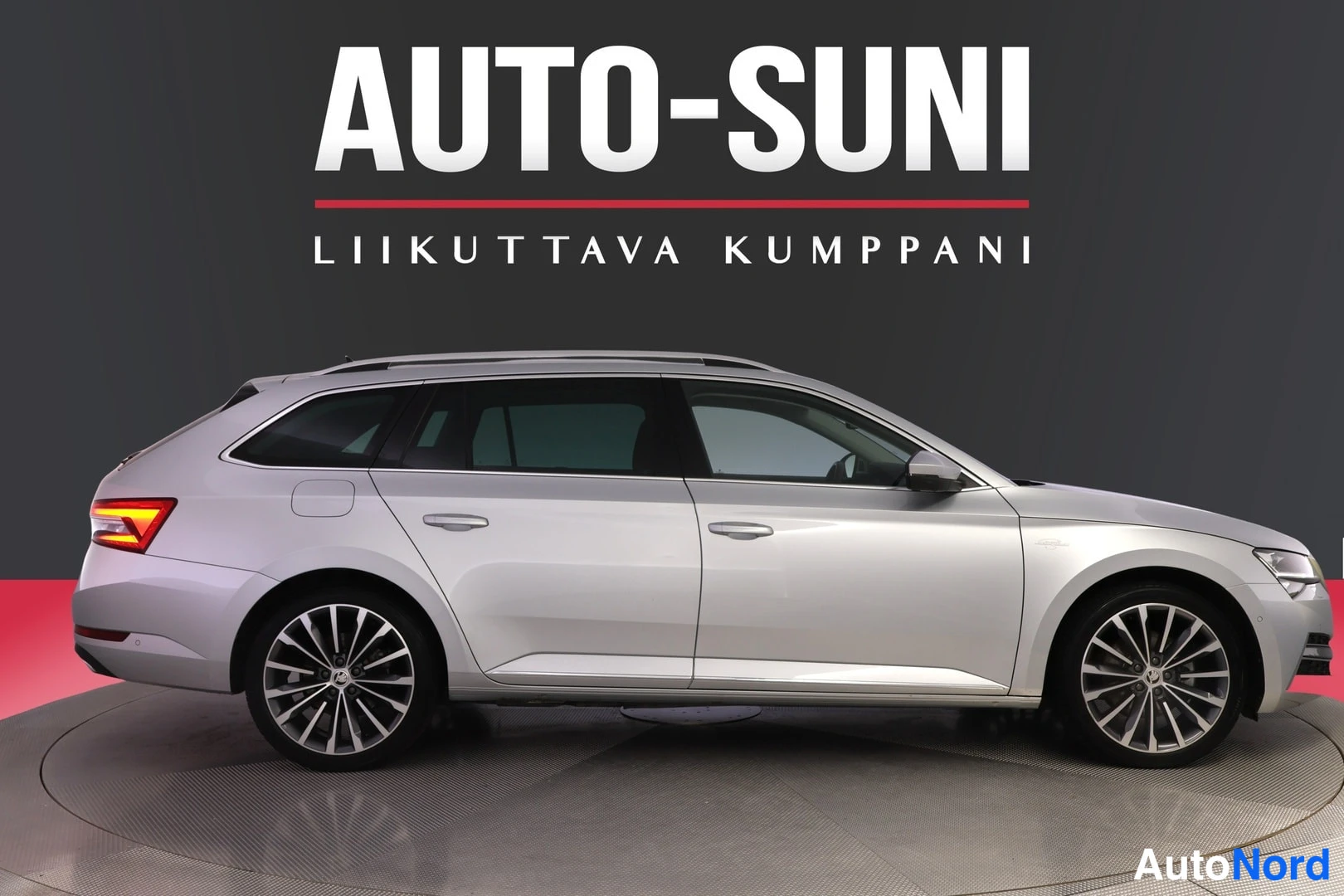 Hopea Skoda Superb 2023, sivulta, kuva 3
