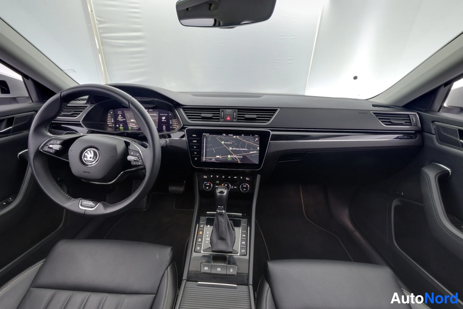Hopea Skoda Superb 2023, ohjaamo, kuva 7