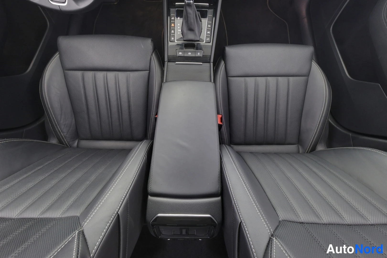 Hopea Skoda Superb 2023, etuistuimet, kuva 9
