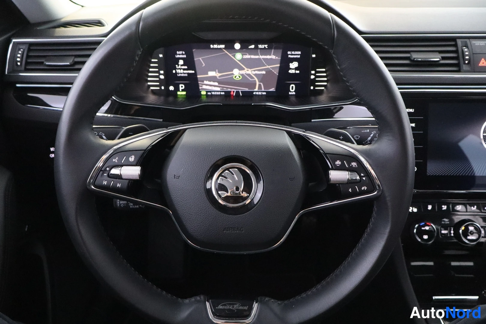 Hopea Skoda Superb 2023, ohjaamo, kuva 8