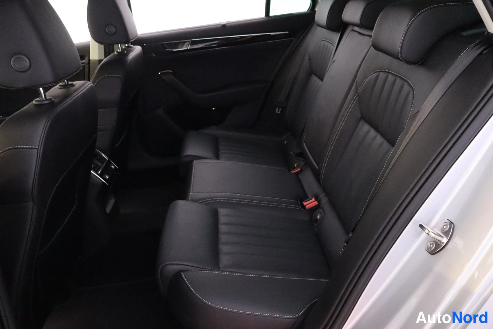 Hopea Skoda Superb 2023, takaistuimet, kuva 12