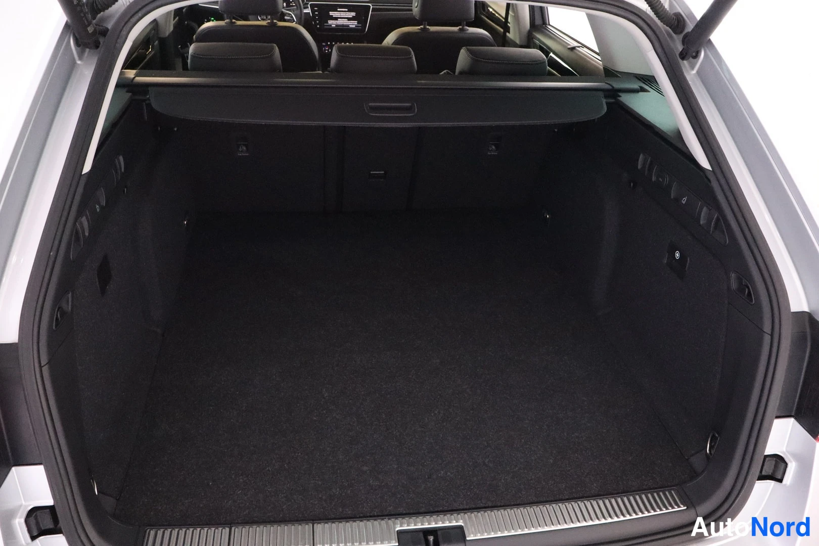 Hopea Skoda Superb 2023, tavaratila, kuva 13