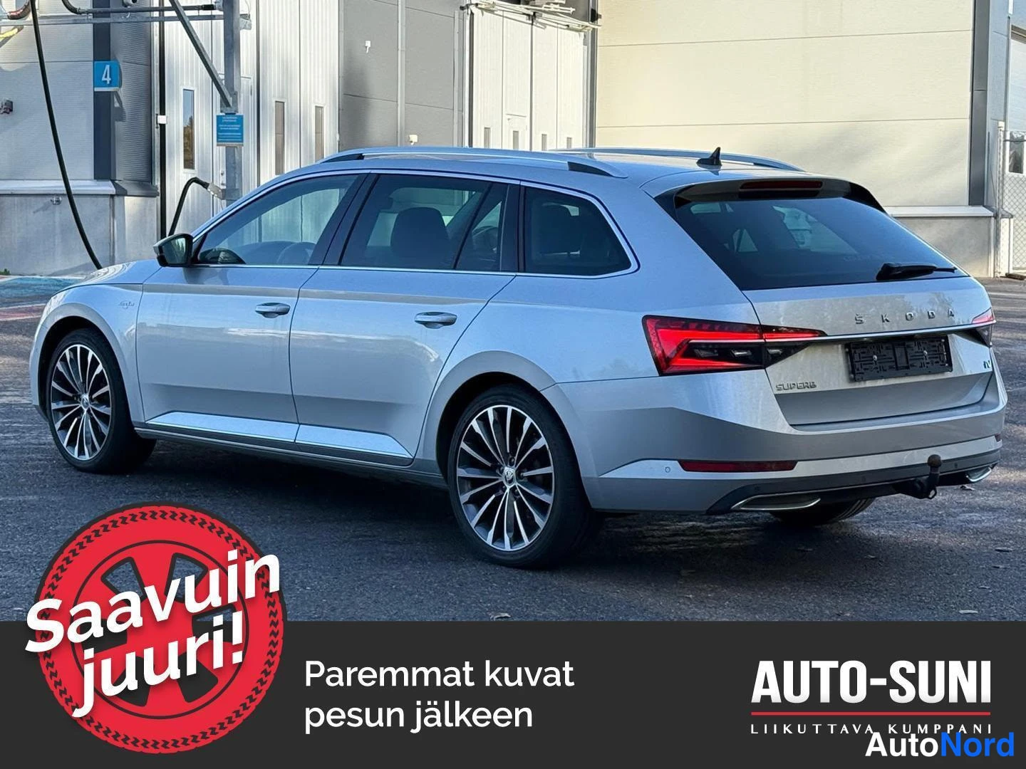 Takaviisto: Hopeanharmaa farmariauto takaviistosta kuvattuna oikeanpuoleisella kyljellä ja takapää näkyvissä.