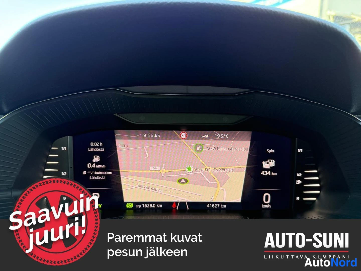Muu: Kojelaudan digitaalinäyttö, jossa navigointikartta, nopeus 0 km/h, matkamittari 41627 km ja ajoajan tiedot.
