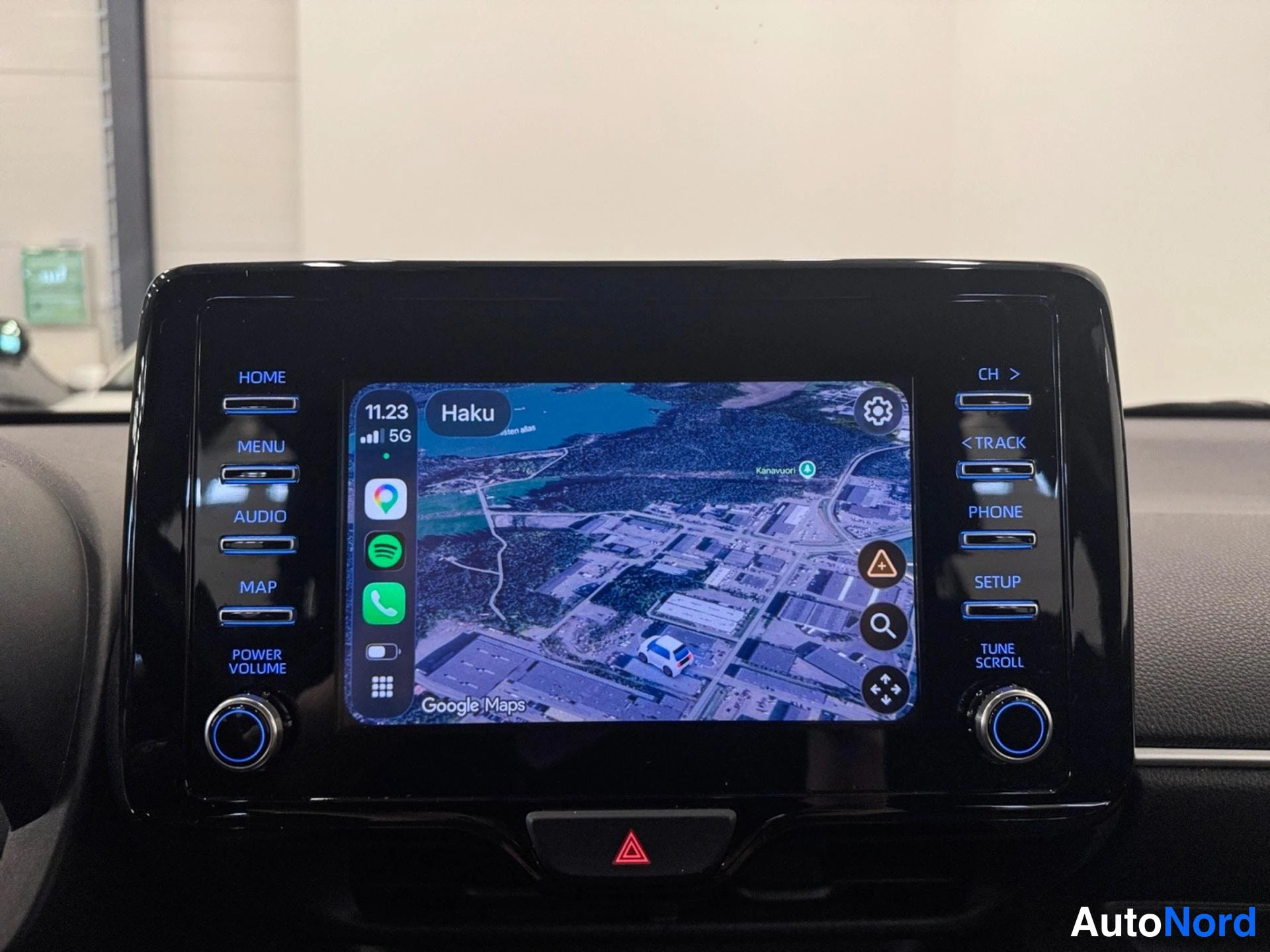 Yksityiskohta: Centrumin kosketusnäyttö näyttää Google Maps -kartan; Apple CarPlay -ikonit näkyvät vasemmalla.