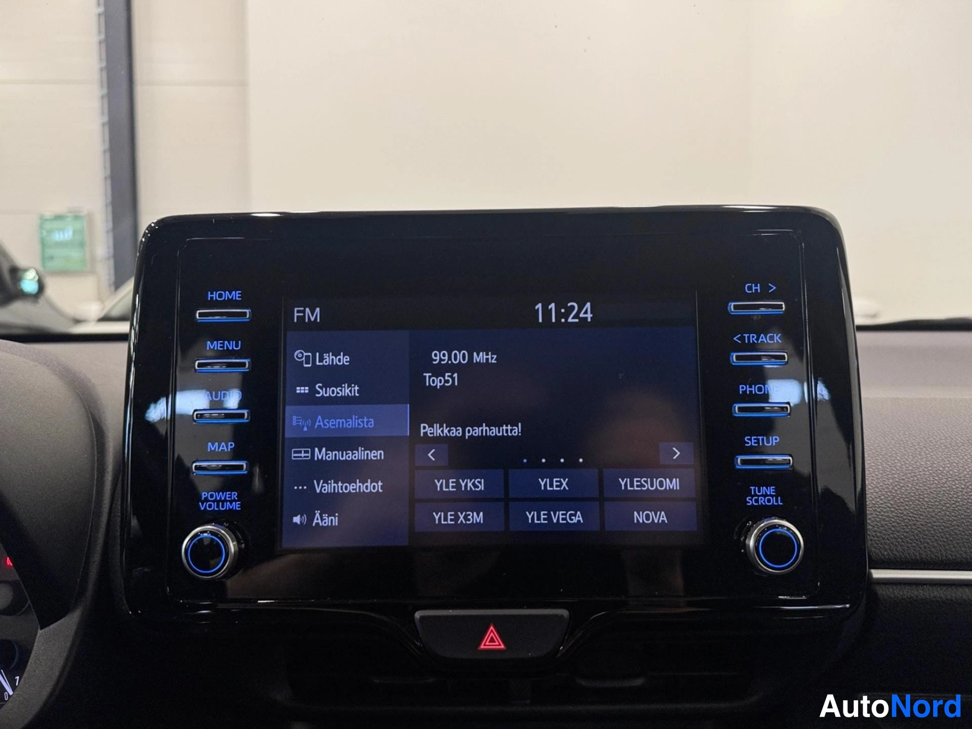 Yksityiskohta: Infotainment-näyttö FM-radiolla, kanavalista ja kellonaika 11:24.
