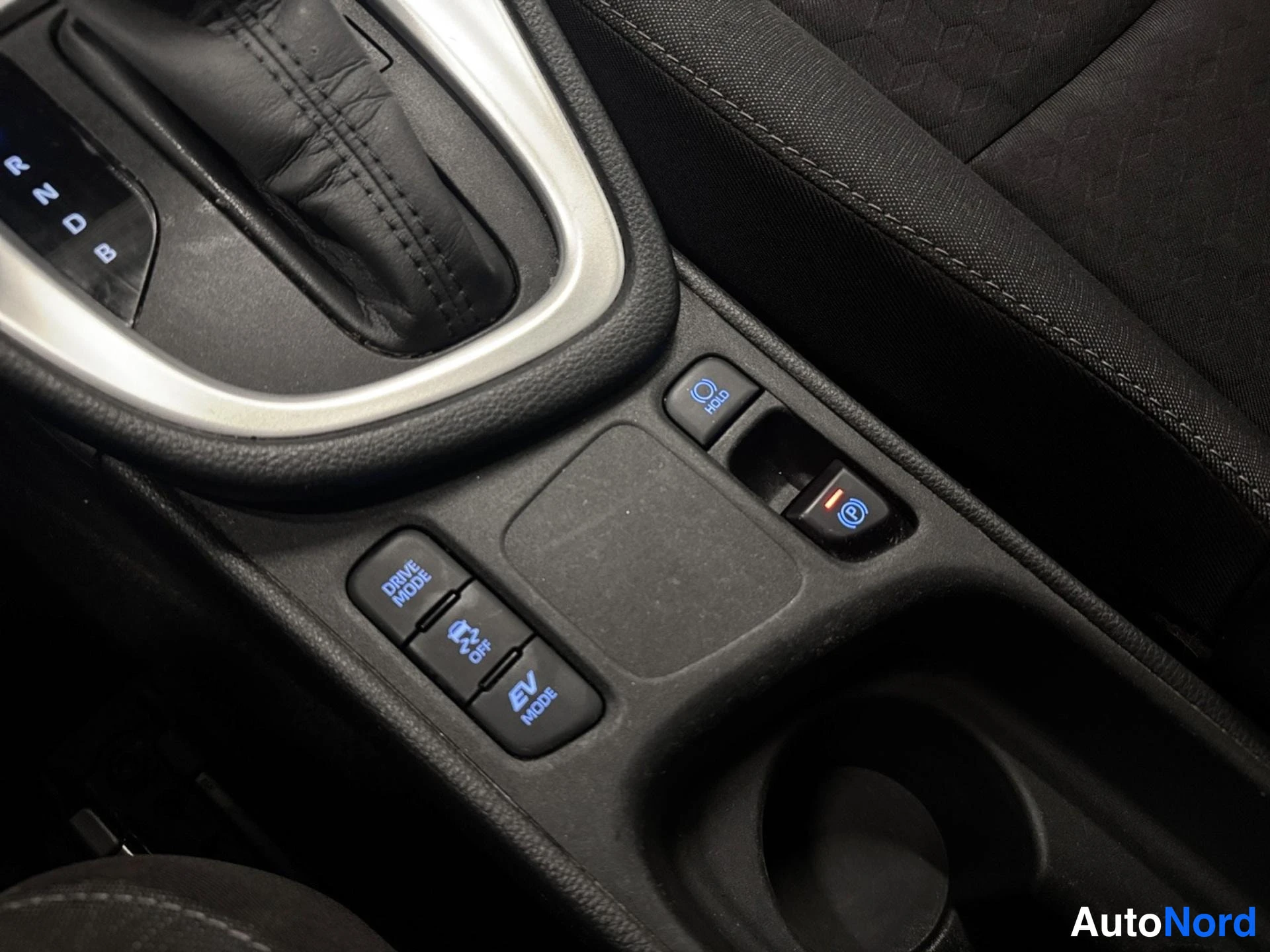 Yksityiskohta: Keskihallin painikkeet: Drive Mode, liukuesteen poiskytkentä, EV Mode ja jarrutuinto -painike