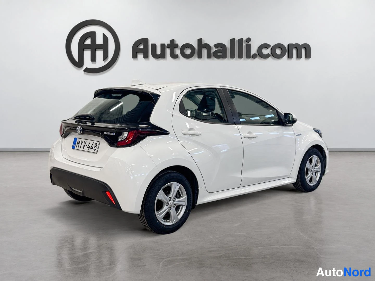 Takaviisto: Valkoinen Toyota Yaris takakulmasta vasemmalta, rekisteritunnus.