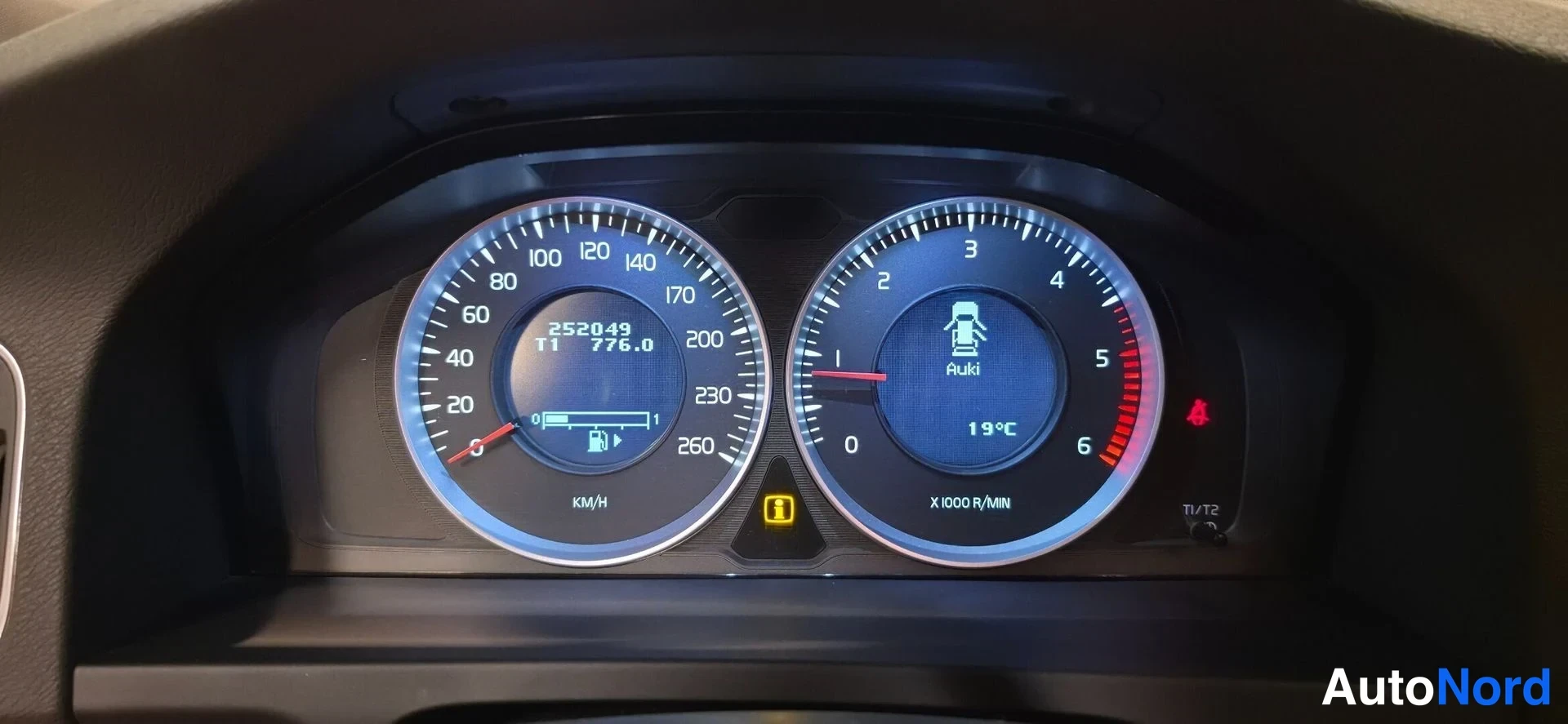 Muu: Kojelaudan mittaristo: nopeusmittari ja kierroslukumittari, matkamittari 252 049 km ja 776,0 km, ulkolämpötila 19 °C.