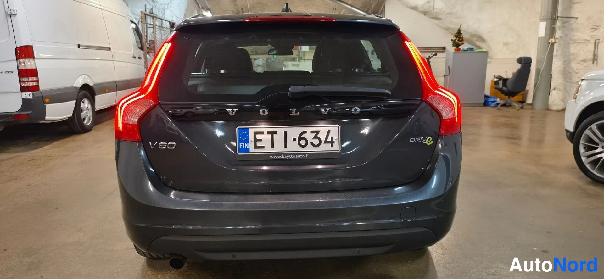 Takaa: Volvo V60:n takapää takaa kuvattuna, rekisterikilpi, V60- ja DRIVe-merkit näkyvissä.