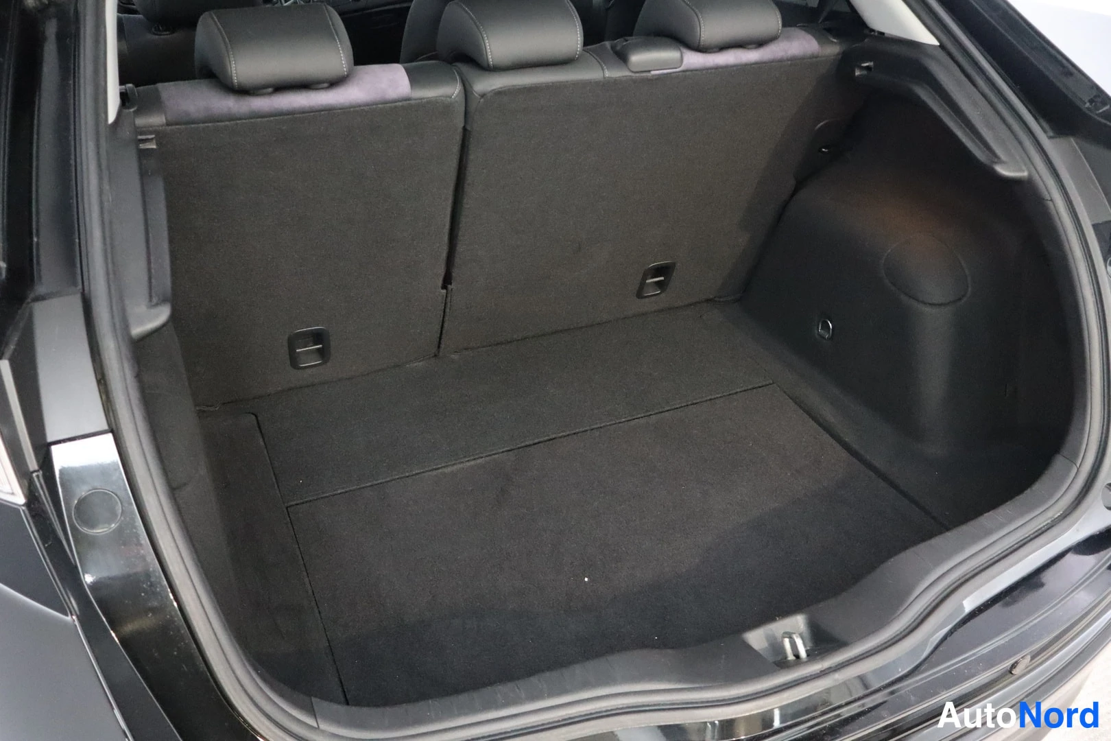 Musta Honda Civic 2011, tavaratila, kuva 13