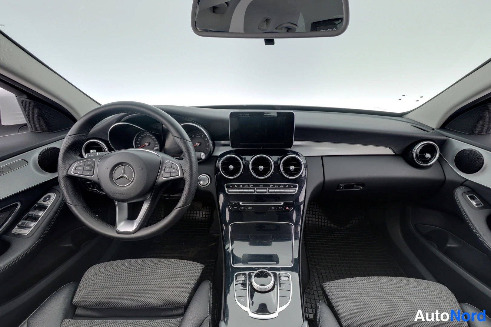 Valkoinen Mercedes-Benz C 2018, kuva 7