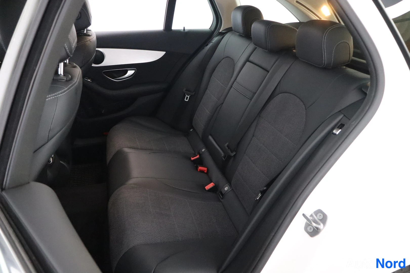 Valkoinen Mercedes-Benz C 2018, kuva 18