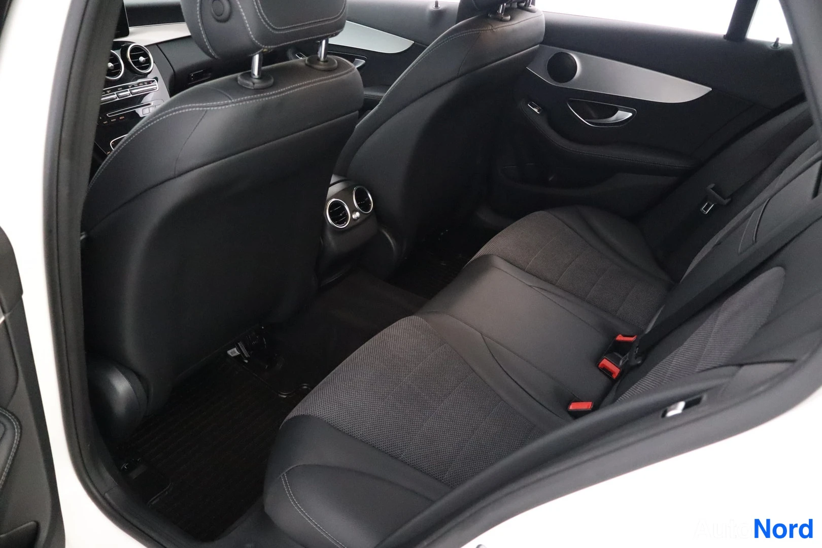 Valkoinen Mercedes-Benz C 2018, kuva 19