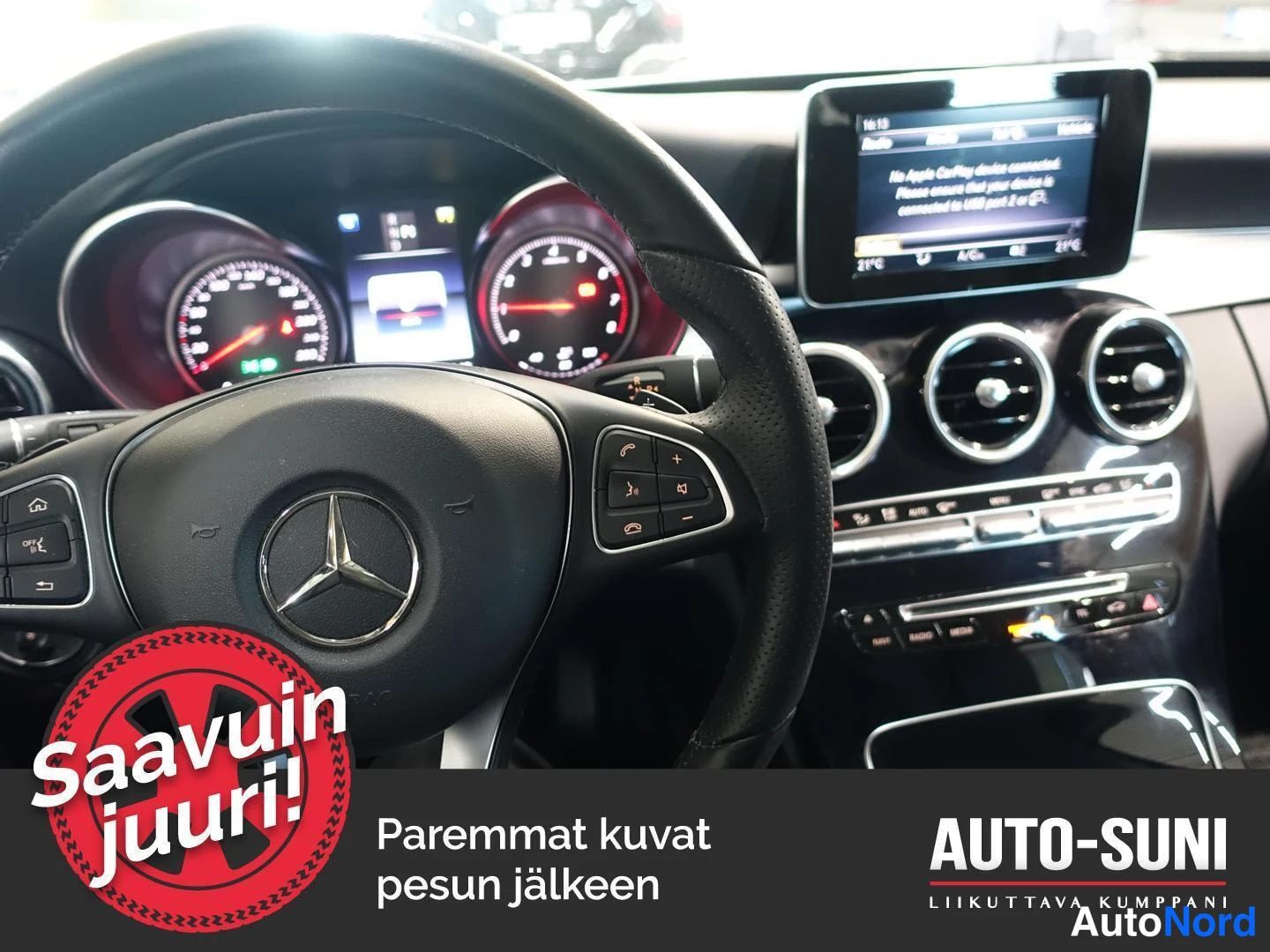 Edestä: Ohjaamon kojelauta: Mercedes-ohjauspyörä, analogueiset mittarit ja näyttö, jossa teksti 'No Apple CarPlay device detected'.
