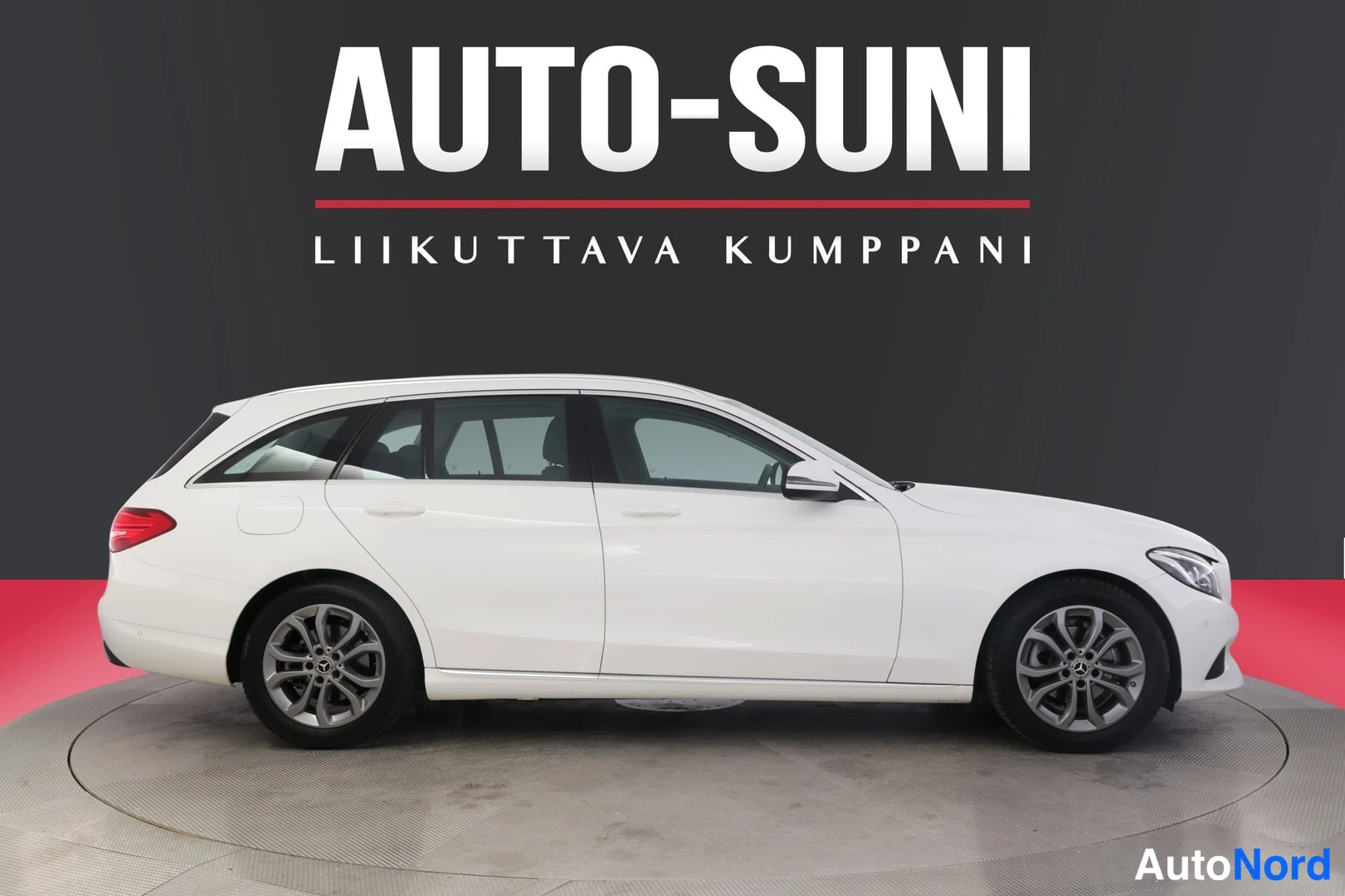 Valkoinen Mercedes-Benz C 2018, etuviisto, keula oikealle, kuva 4