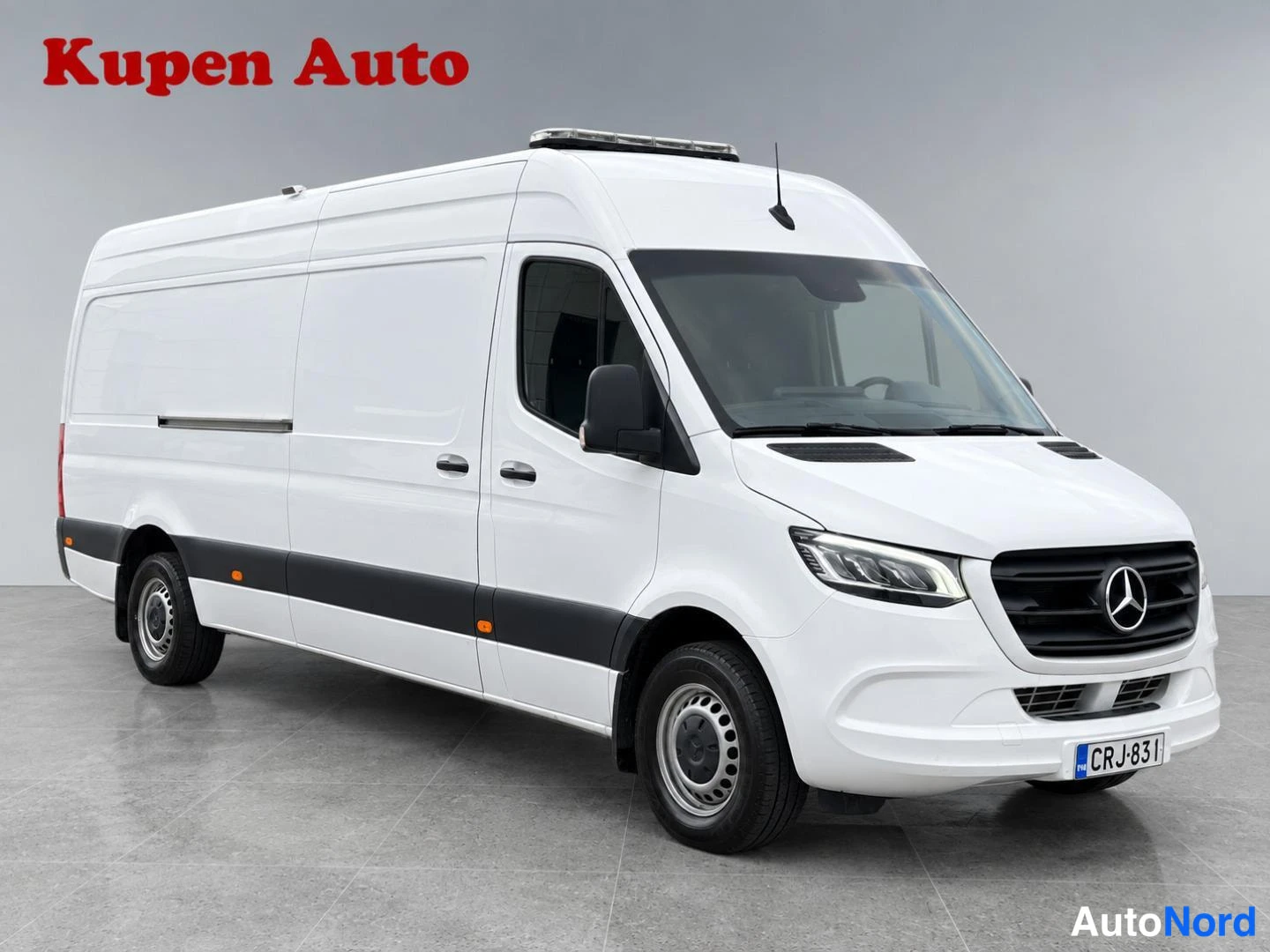 Etuviisto, nokka oikealle: Valkoinen Mercedes-Benz Sprinter -pakettiauto etuviistosta oikealta, rekisteritunnus, studiovalossa.