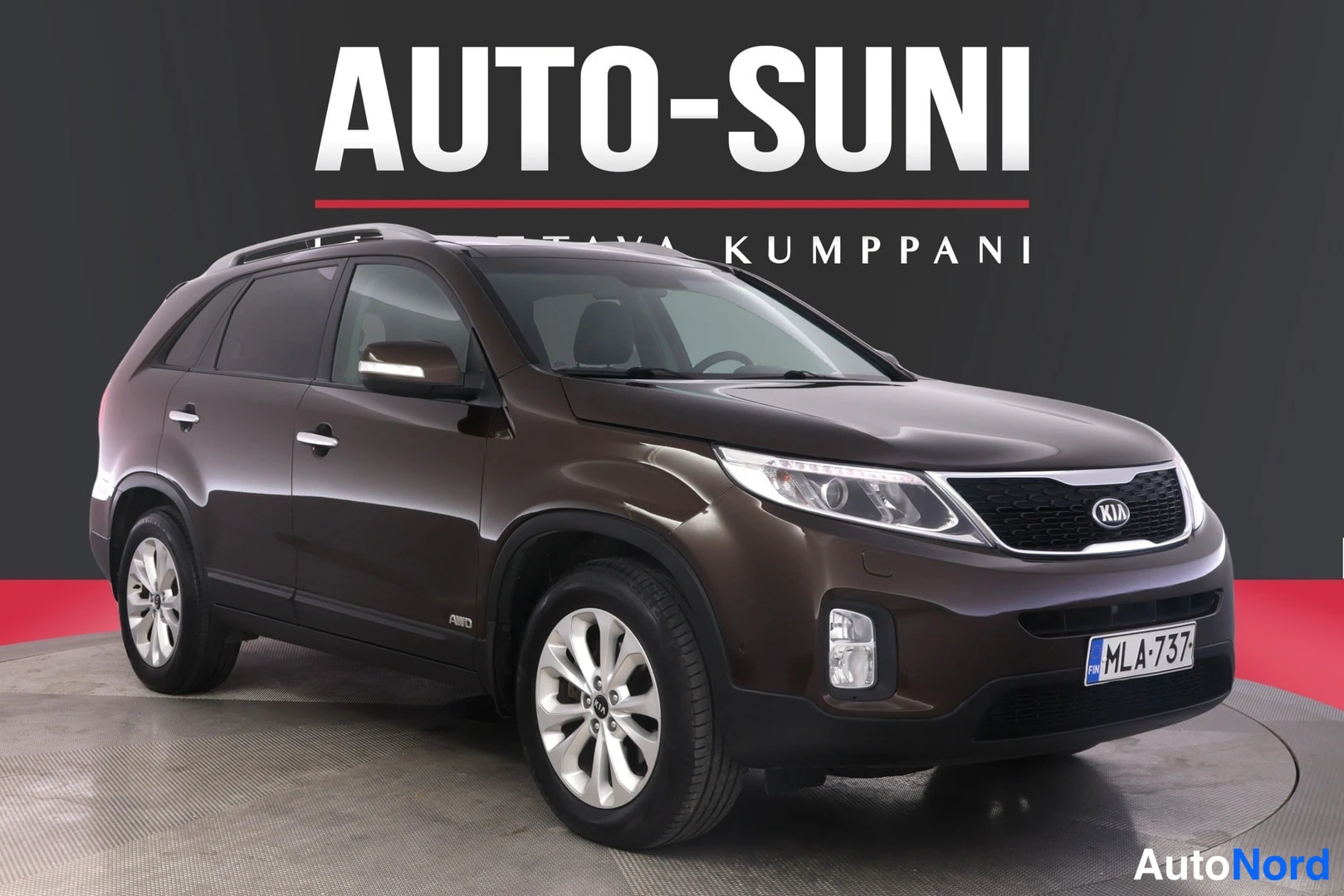 Etuviisto, nokka oikealle: Kia Sorento etukulma oikealta, tummanruskea