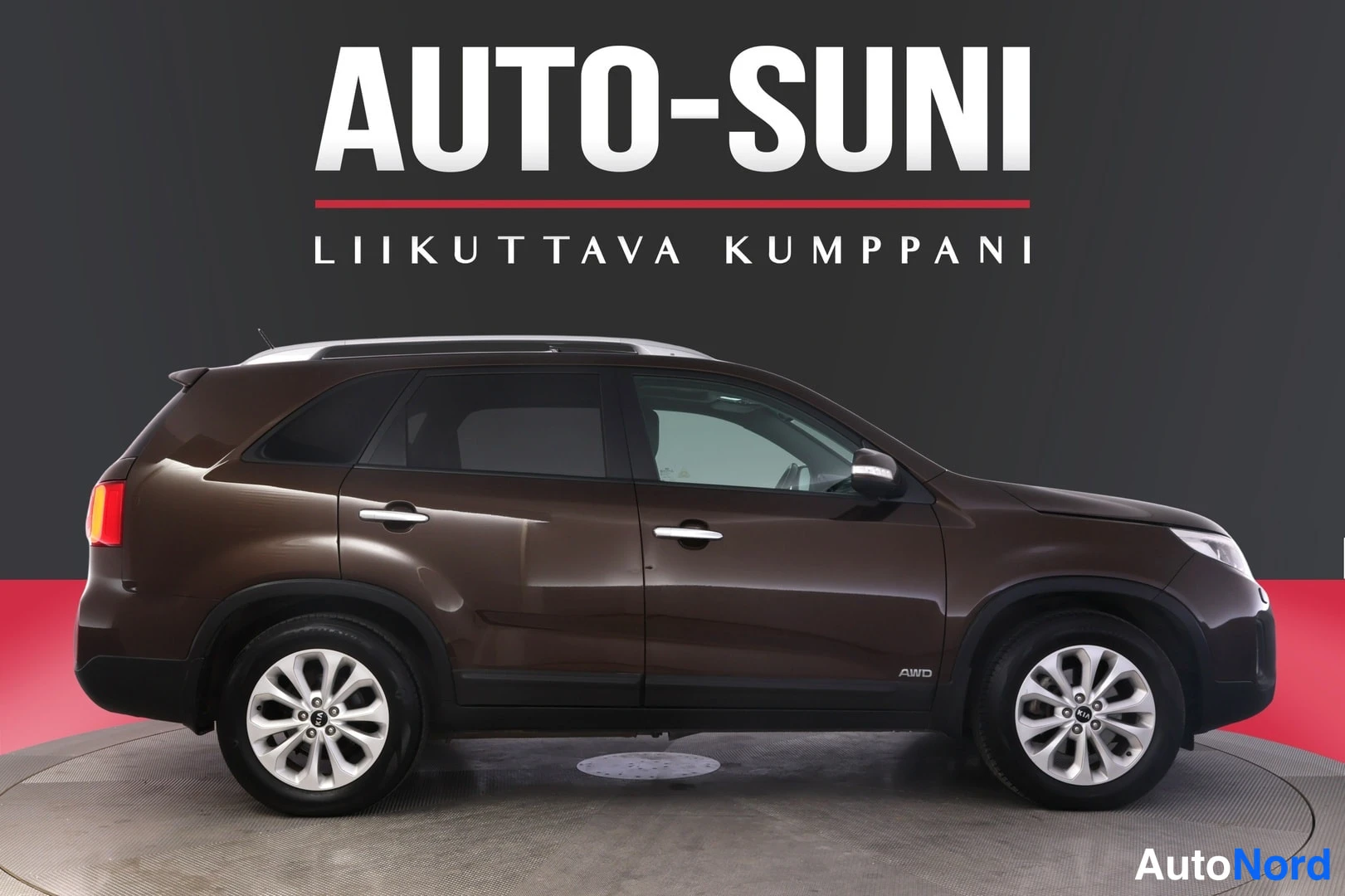 Sivulta: Kia Sorento sivukuva oikealta, tummanruskea