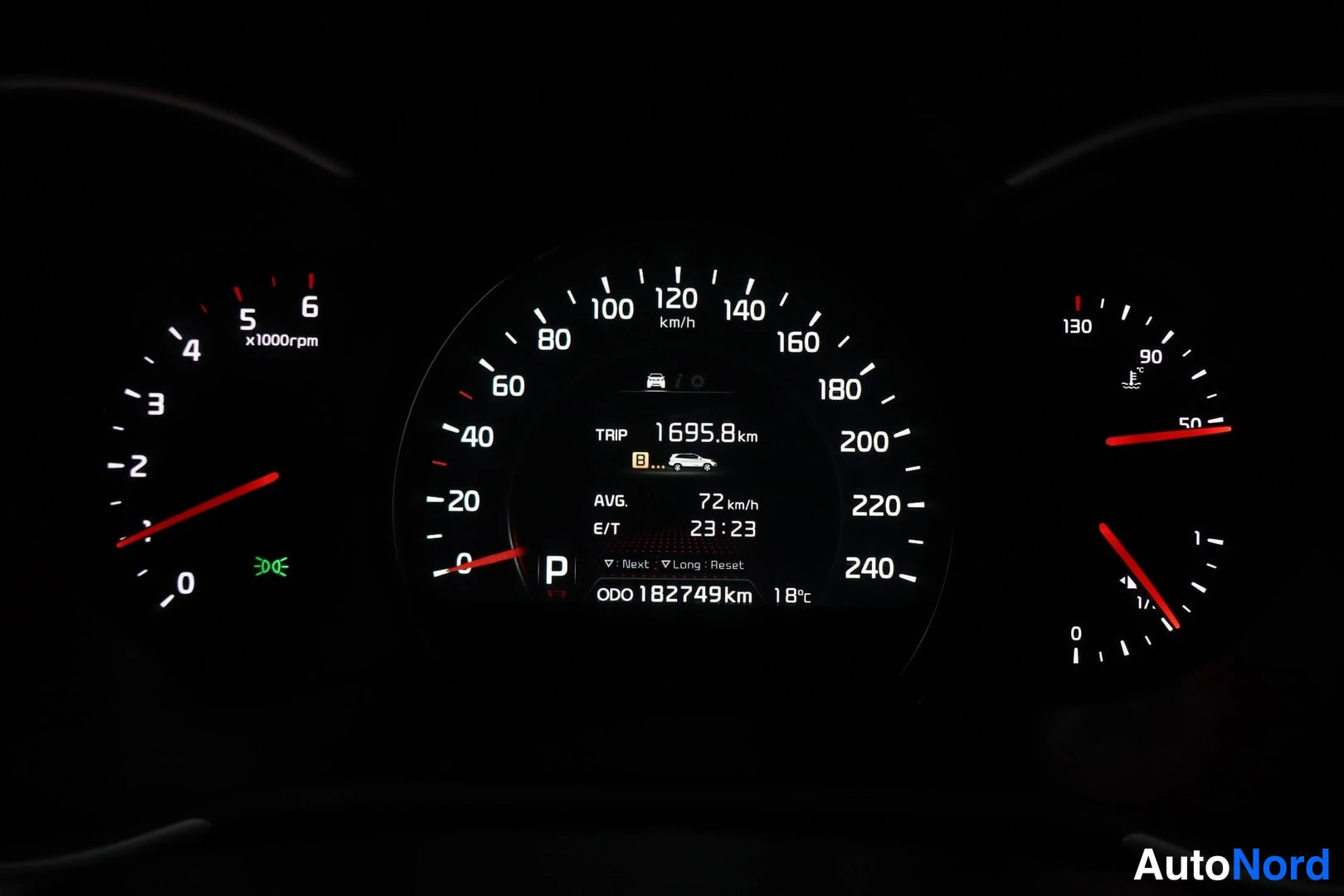 Muu: Kojelaudan näytöt pimeässä: nopeusmittari, kierrosmittari ja matkatieto ODO 182749 km.