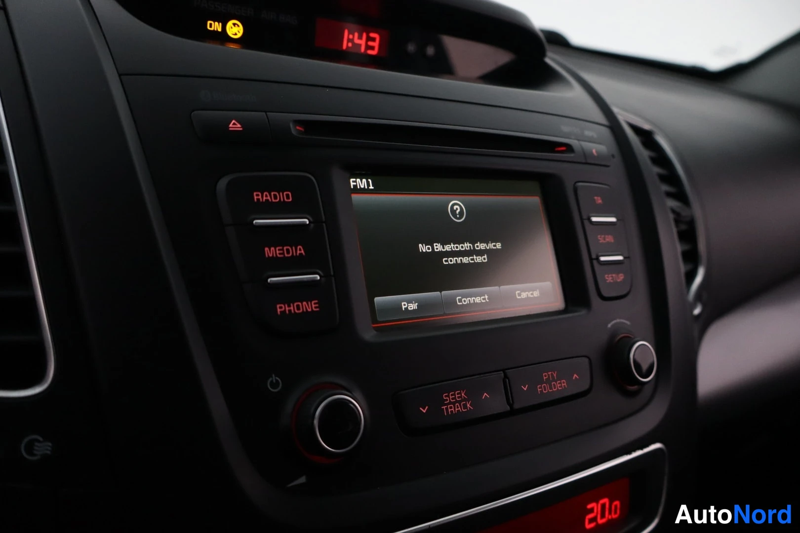Yksityiskohta: Kojelaudan infotainment-näyttö näyttää viestin 'No Bluetooth device connected' ja Pair-, Connect- ja Cancel-vaihtoehdot; RADIO, MEDIA ja PHONE -näppäimet sekä k