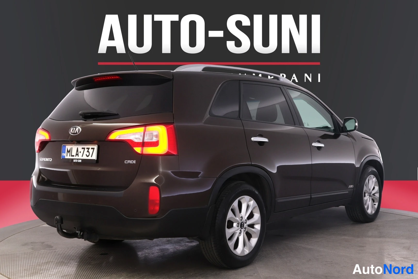 Takaviisto: Kia Sorento takakulma vasemmalta, tummanruskea